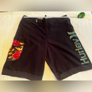 Hurley black w/ flower print used board shorts in great condition size 34
